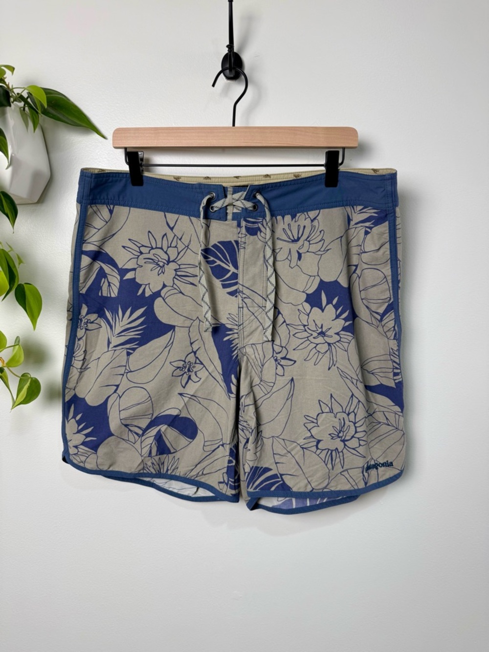Patagonia Men's Scallop Hem Stretch Wavefarer Boardshorts Swim Size 36 Tropical